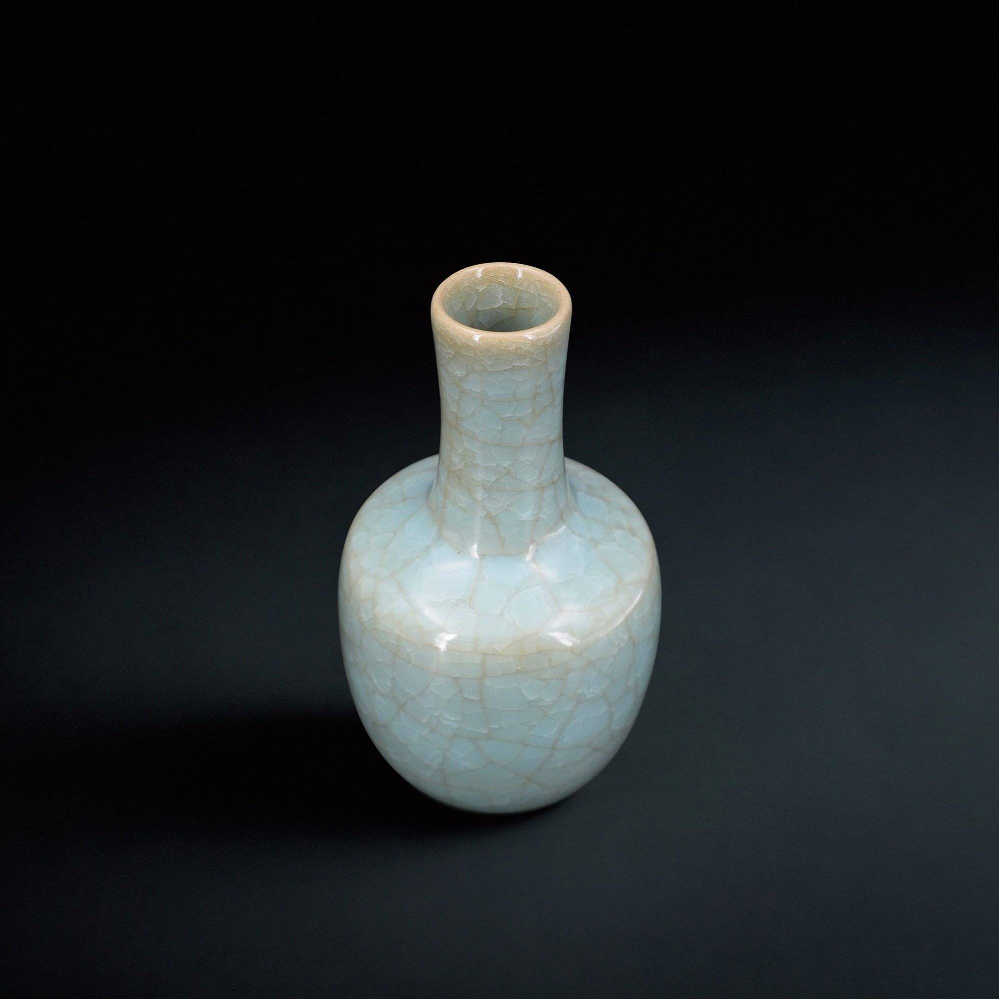 A Ru Ware Celadon-Glazed “Ice-Crack” Paper-Mallet Vase