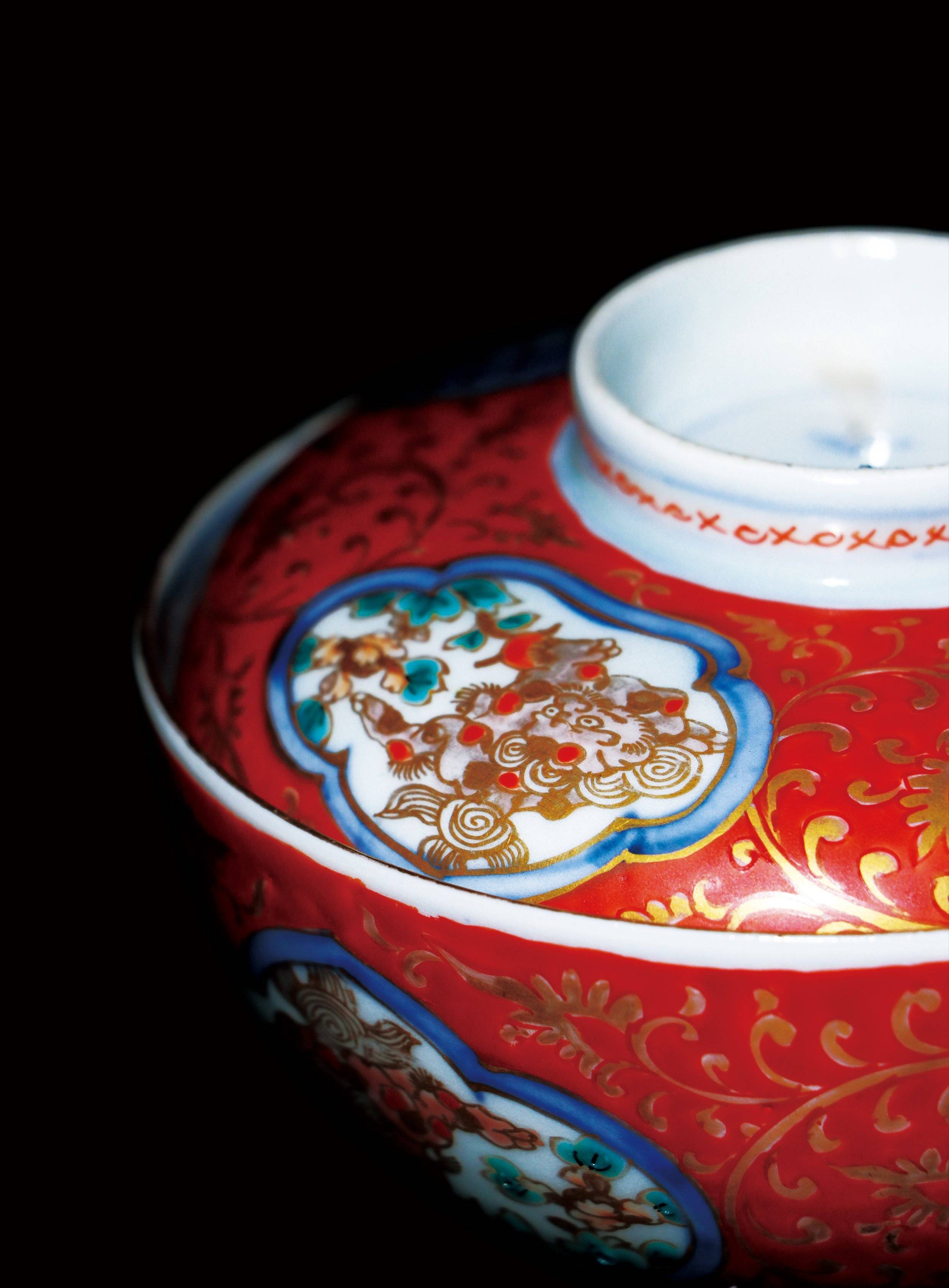 A Blue-and-White Covered Bowl with Iron-Red and Gilt Fish and Aquatic Plants Decoration