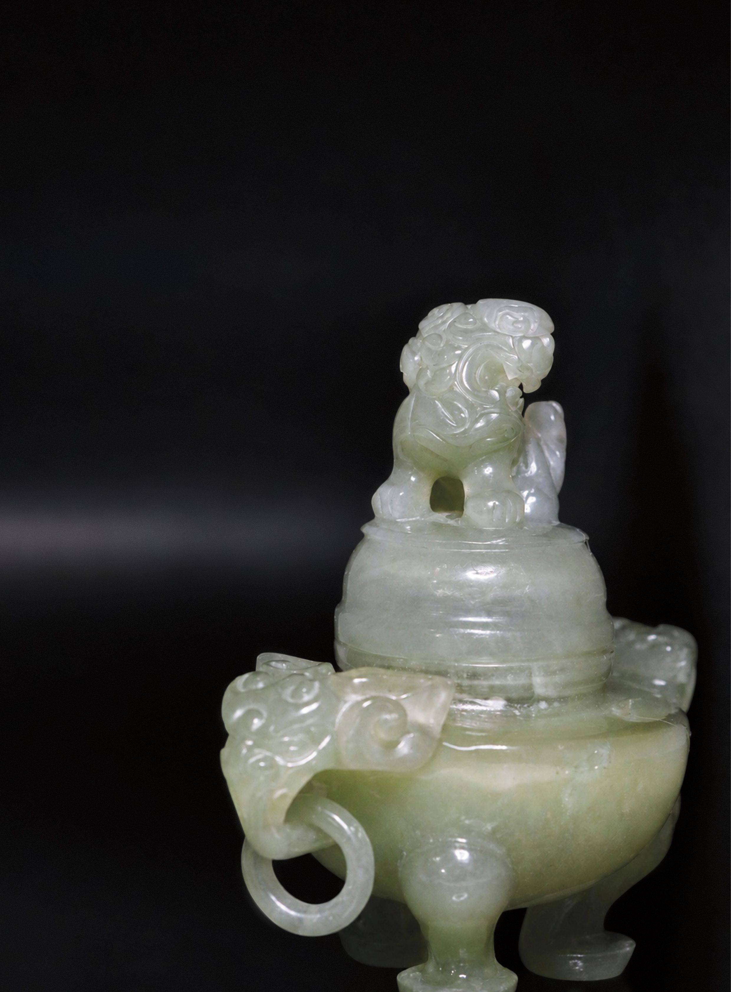 岫岩玉獅鈕活環耳三足蓋爐