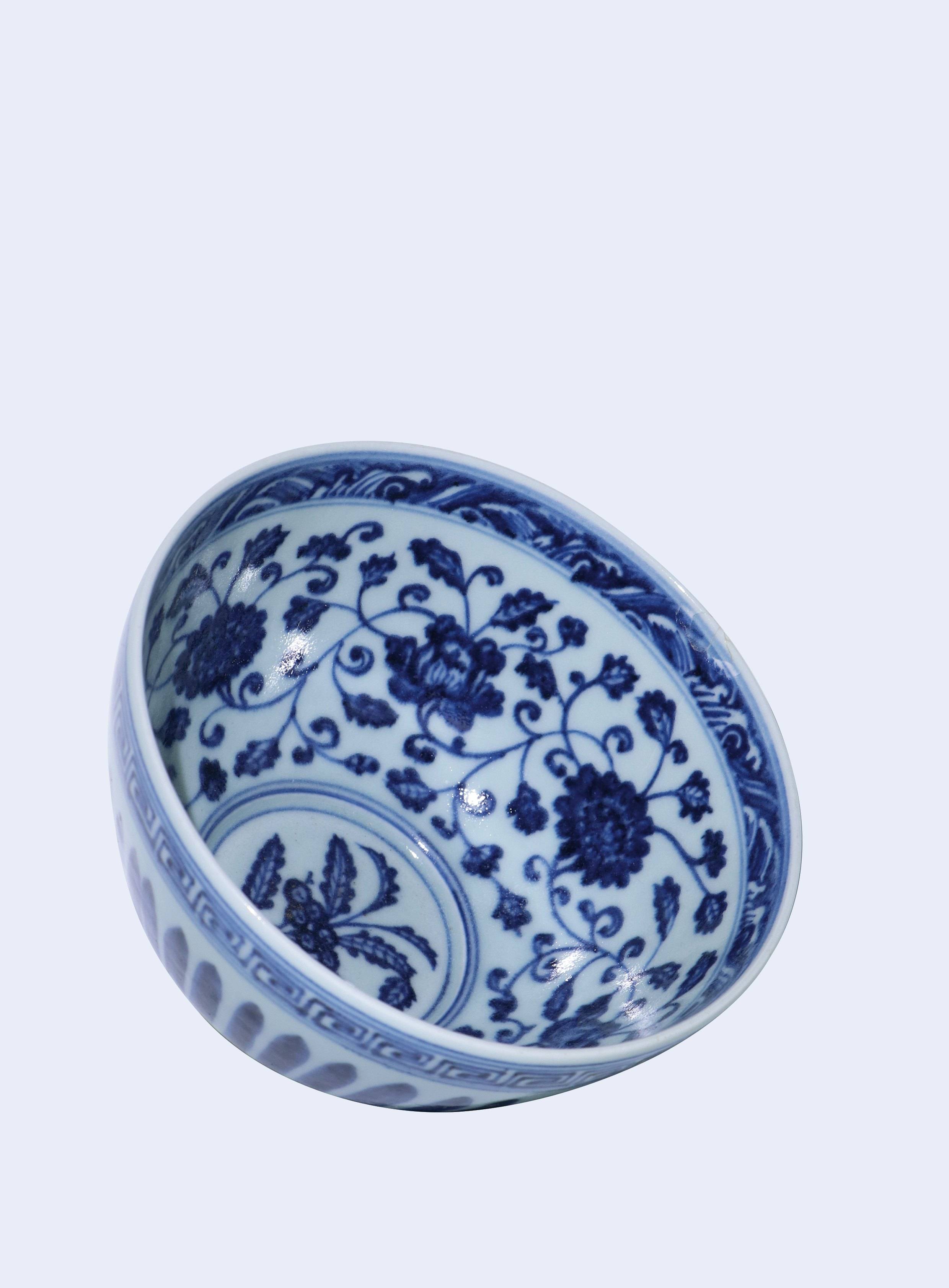 青花纏枝花卉菊瓣紋雞心碗